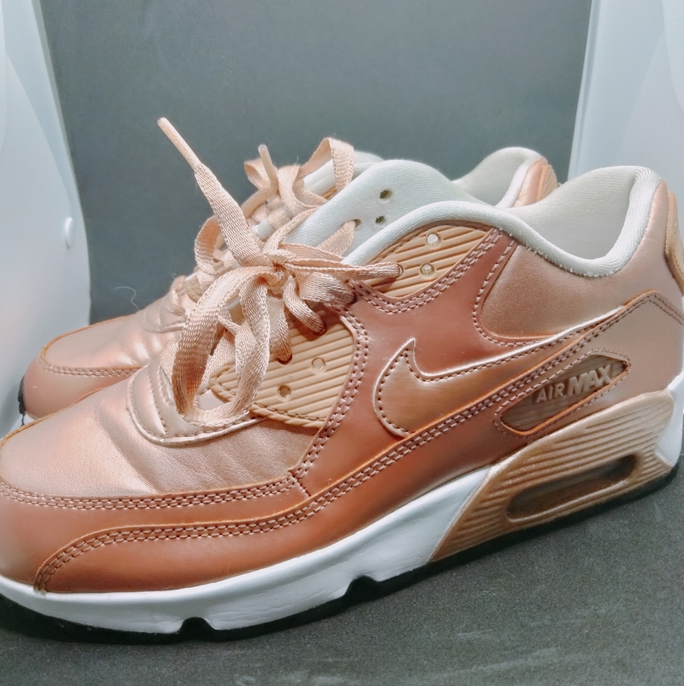 Nike Air Max Youth Size 6 . Good condition cute fun pair !